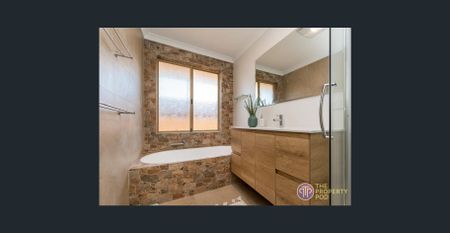 Stunning Family Home in Cooloongup! - Photo 3