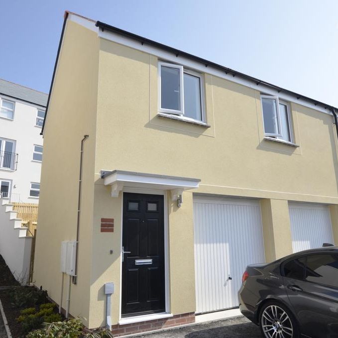 2 bedroom coach house to rent - Photo 1