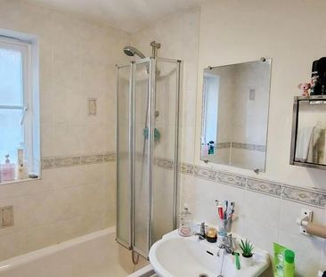 2 bedroom mews to rent - Photo 5