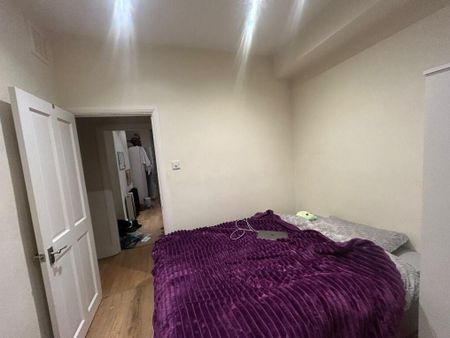 1 bedroom in a flat share to rent - Photo 2