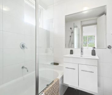 Spacious Sun-lit Living, Private Leafy Views - Photo 4