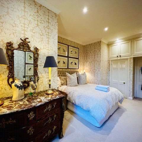 Short Let - Forming part of the Grade I listed building and set in fifty acres of gardens and grounds, this stunning furnished apartment offers grand accommodation. - Photo 1