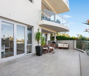 Elevated Ground Floor Apartment - Photo 3