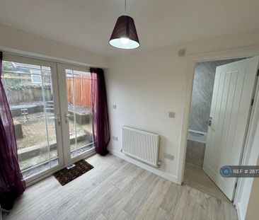 4 bedroom semi-detached house to rent - Photo 3