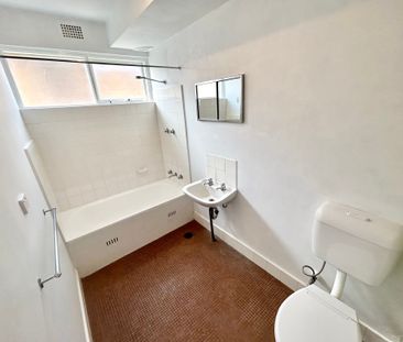 2 BEDROOM APARTMENT IN IDEAL LOCATION - Photo 5