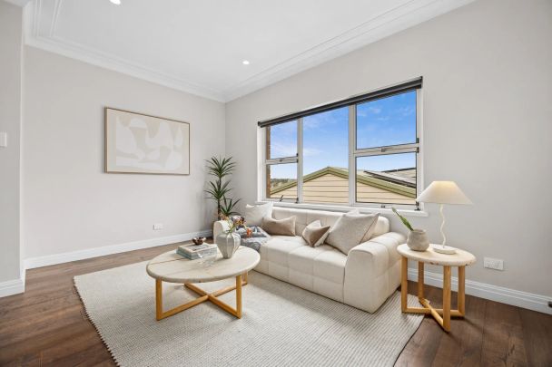 Immaculate updated apartment with harbour glimpses - Photo 1