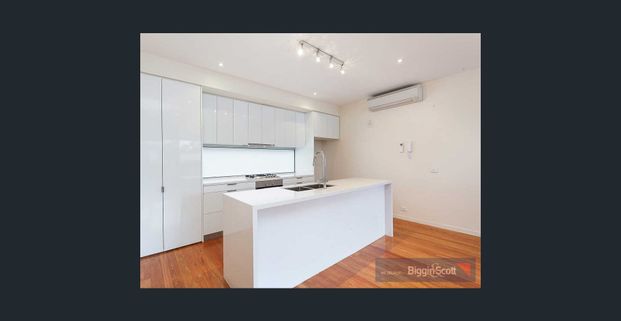 TOWNHOUSE WITH LOCK UP GARAGE! DOWNSTAIRS LARGE STUDY/OFFICE OR 3RD BEDROOM + HEATING AND COOLING! - Photo 1