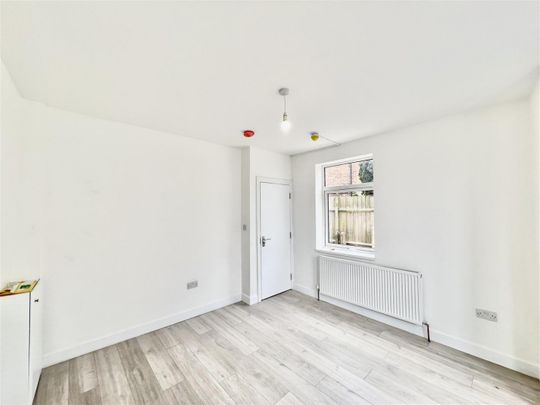 The Clumps, Ashford, TW15 - Photo 1