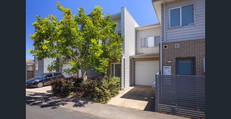 Biiiiig three bedroom, two bathroom townhouse with ducted air conditioning throughout - Photo 2