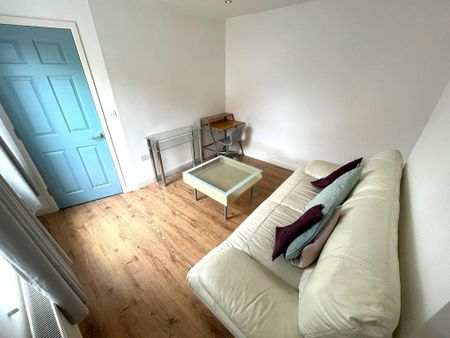 3 bedroom end of terrace house to rent - Photo 2