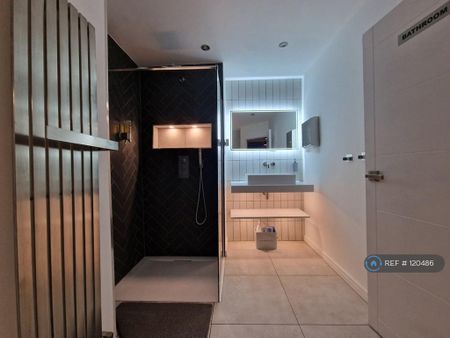 1 bedroom in a house share to rent - Photo 3