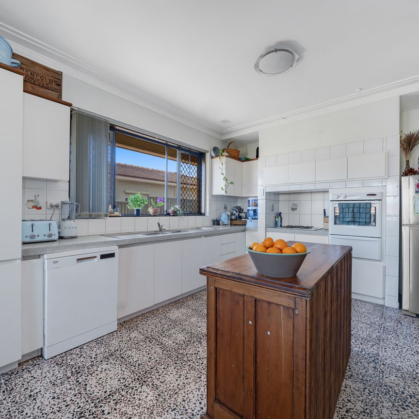 207 Hamilton Road, COOGEE WA 6166 - Photo 1