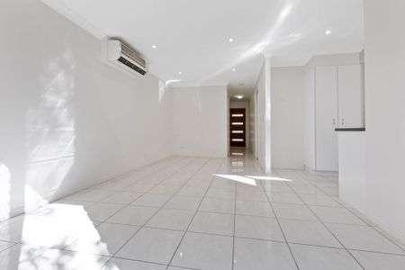 Modern Townhouse with Air Conditioning! - Photo 4