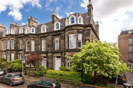 A truly spectacular three bedroom ground floor garden flat, which has undergone an extensive refurbishment, so is presented to the market in excellent condition. - Photo 2