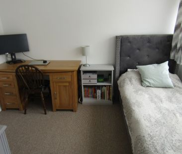 3 bed Semi-Detached - To Let - Photo 3