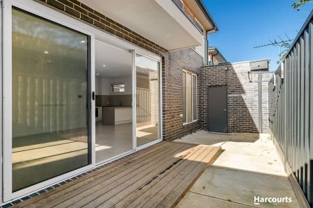 “Effortless Modern Living in the Heart of Reservoir!” - Photo 5