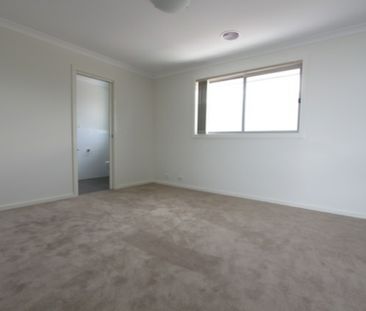 Spacious 3-Bedroom Townhouse with Study. - Photo 1