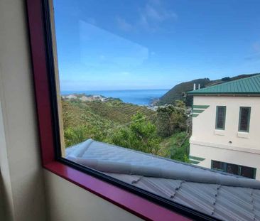 Spacious 5-Bedroom Home with Stunning Ocean Views - Photo 3