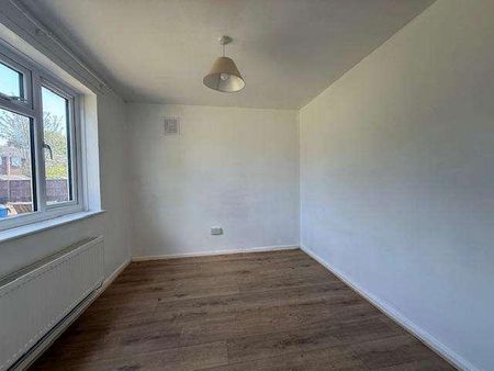 Almond Road, Burnham, SL1 - Photo 2