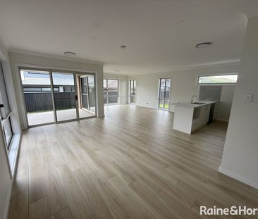 Modern Five-Bedroom Family Home - Photo 1