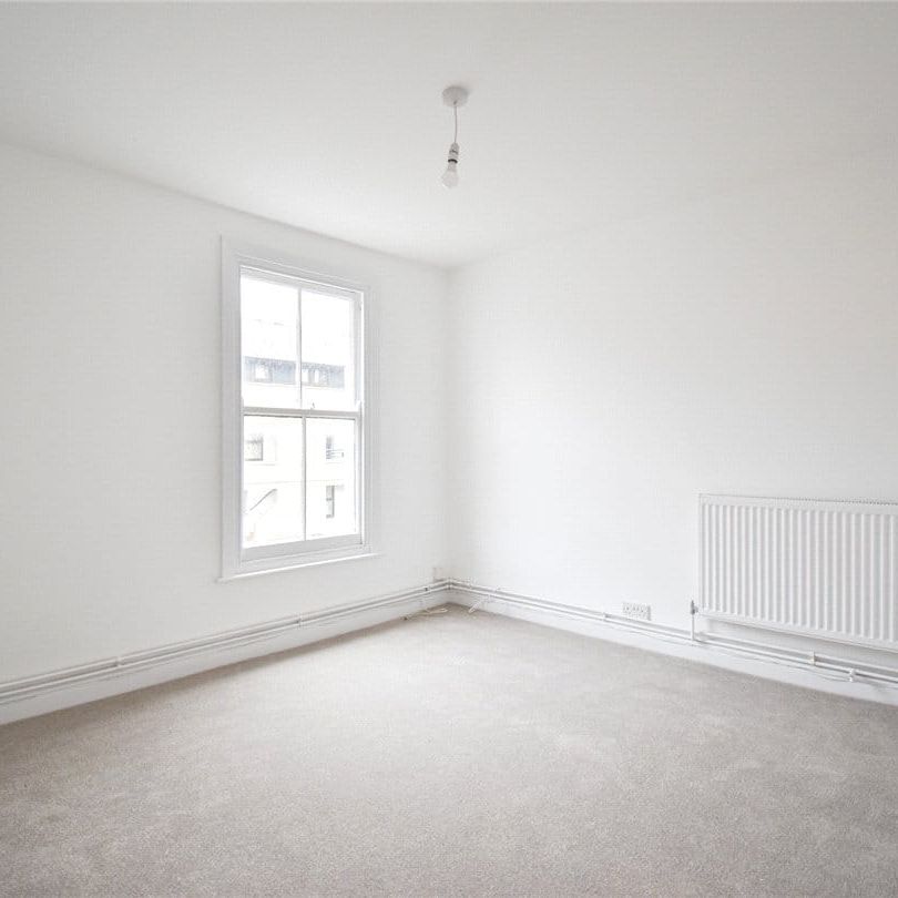 Newly refurbished 2 bedroom apartment to rent within walking distance of the city centre. GCH. Local amenities close by. Unfurnished. - Photo 1