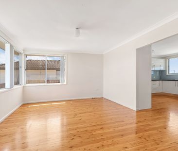 Beautiful Three Bedroom Home! - Photo 2