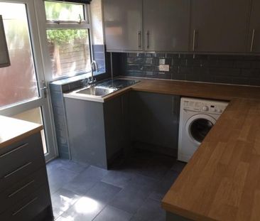4 bedroom semi-detached house to rent - Photo 4