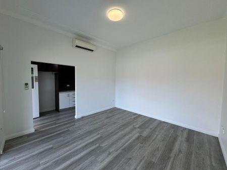 Updated Four Bedroom Family Home&excl;&excl;&excl; - Photo 3