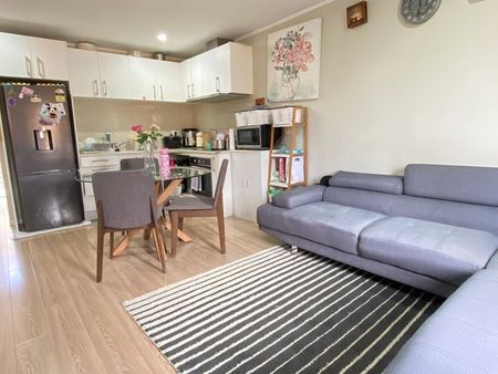 Sunny, spacious 3-bedroom unit with lock-up garage - Photo 2