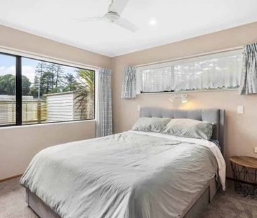 Sunny, warm and comfortable in a great location! - Photo 5