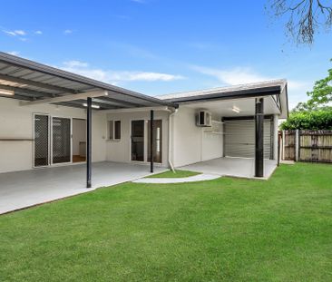 SPACIOUS FAMILY HOME IN SOUGHT AFTER EDMONTON! - Photo 2