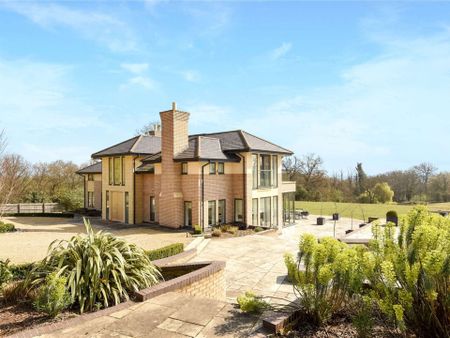 Contemporary 'Arts & Crafts' designed home in grounds of over 7 acres with panoramic views over West London & close to the River Thames. - Photo 4