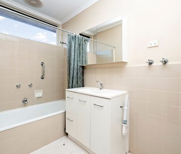 Spacious North-Facing Residence in a Coveted Kew Locale - Photo 3