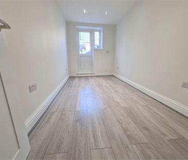2 bedroom ground floor flat to rent - Photo 4