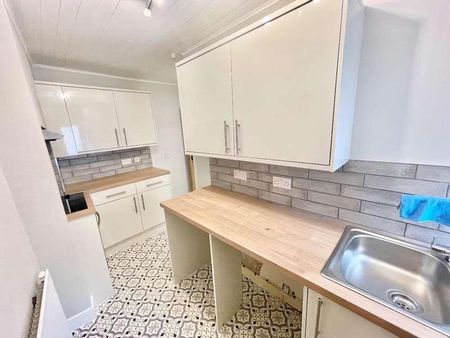 Upperthong Lane, Holmfirth, HD9 - Photo 2