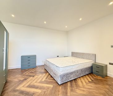 2 Bed Flat, Rushey Green, SE6 - Photo 3