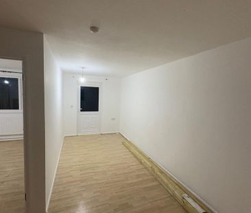 5 bedroom semi-detached house to rent - Photo 4