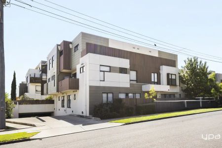 “Modern Comfort in Vibrant Brunswick West” - Photo 2