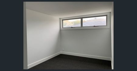 TOWNHOUSE WITH MODERN FINISHES - Photo 4