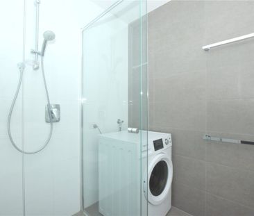 Melbourne ONE Modern 2 Bedrooms Apartment With Car Park For Lease! - Photo 3