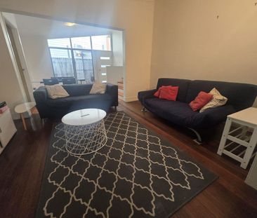 Great House, Great Location! EASY WALK TO UNI AND ST LUCIA VILLAGE - Photo 2