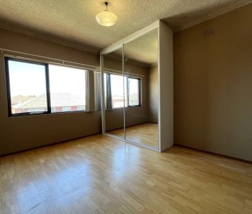 Spacious Unit - Conveniently Located - Photo 4