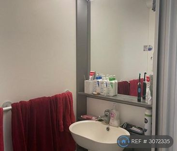1 bedroom in a flat share to rent - Photo 5