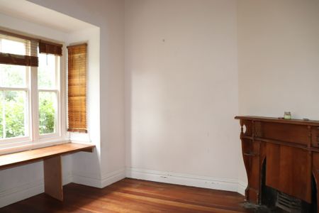 Cosy 5-Bedroom Home with lots of Character - Surrounded by Fruit Trees - Photo 4