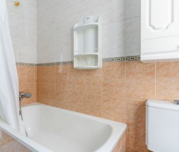 Spacious room on Avenida América with Air Conditioning - Photo 5