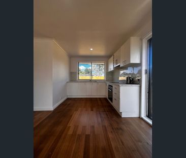 Bright & Spacious 3 Bedroom Family Home + Parking! - Photo 4