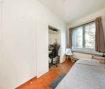 Woning met 5 slaapkamers, 2 badkamers en ruim magazijn en/of 4 à 5 parkeerplaatsen! - Foto 6