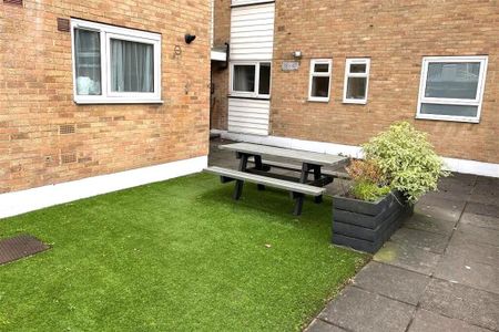 3 bedroom flat to rent - Photo 3