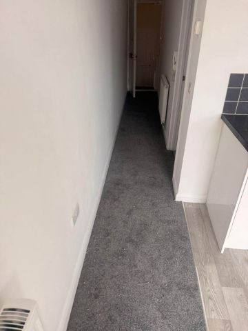 *NEWLY DECORATED* Cavendish Place, Eastbourne - Photo 3
