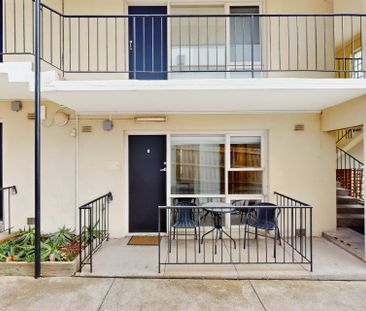 Easy Living in the Heart of Essendon – Water & Power Included - Photo 2